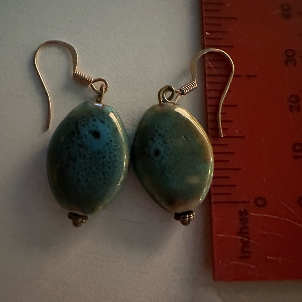 Green stone pierced earrings